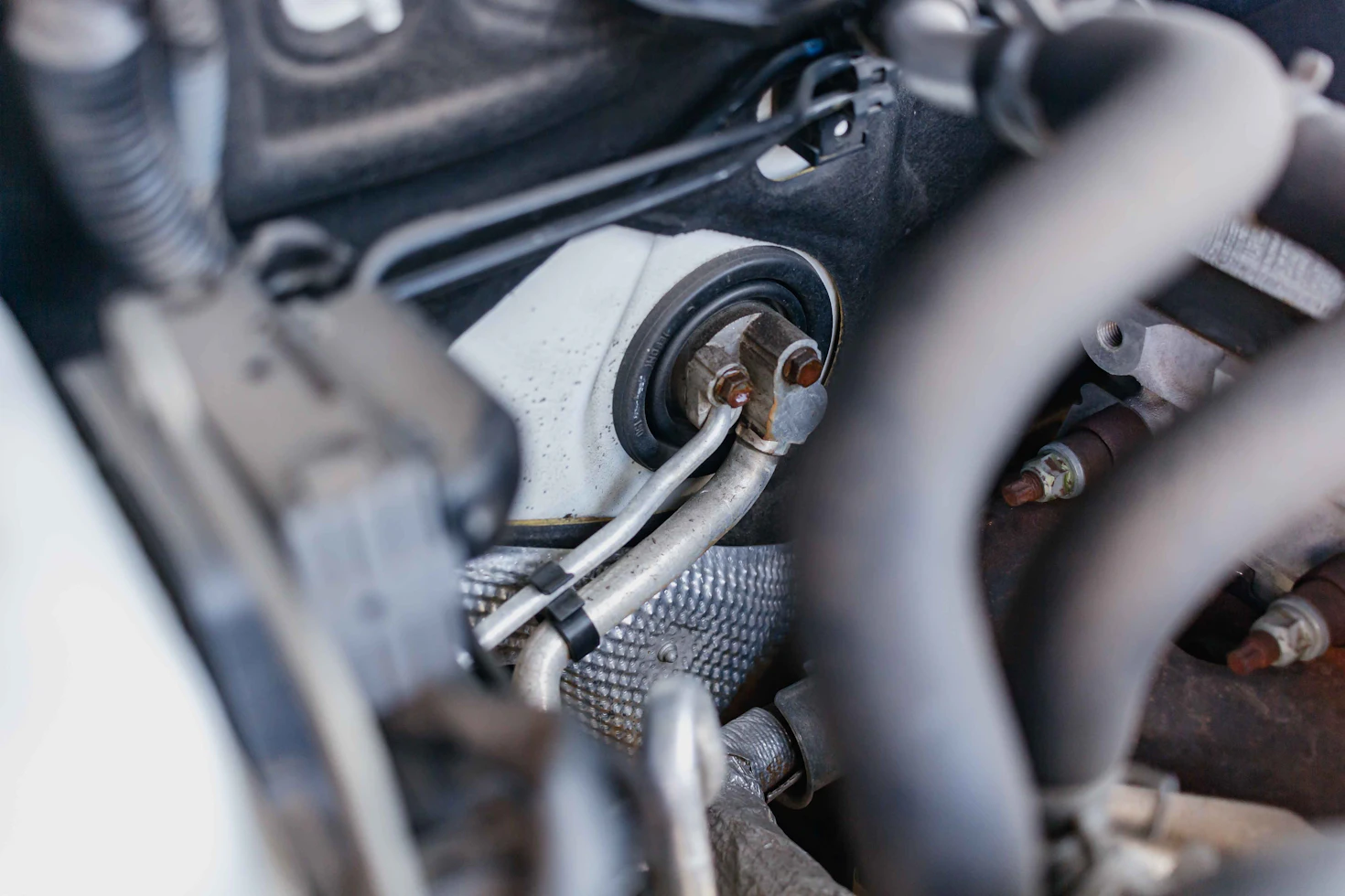 Mecânico a realizar revisão automóvel na Auto do Carmo na Amadora